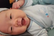 两个月宝宝笑出声正常吗_如何引导宝宝多笑