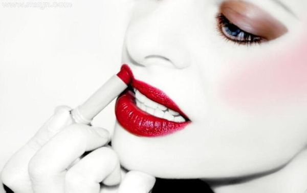 梦到涂口红什么意思_梦见自己涂口红很红