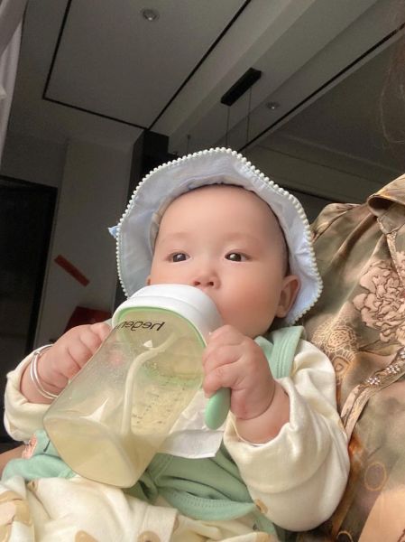 宝宝几个月可以自己拿奶瓶喝奶_如何训练自主喝奶