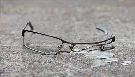 梦到眼镜坏了_代表什么预兆