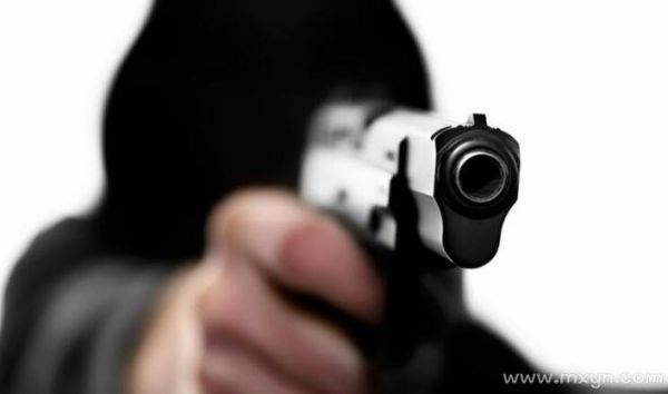 梦到拿枪是什么意思_梦到拿枪预示什么