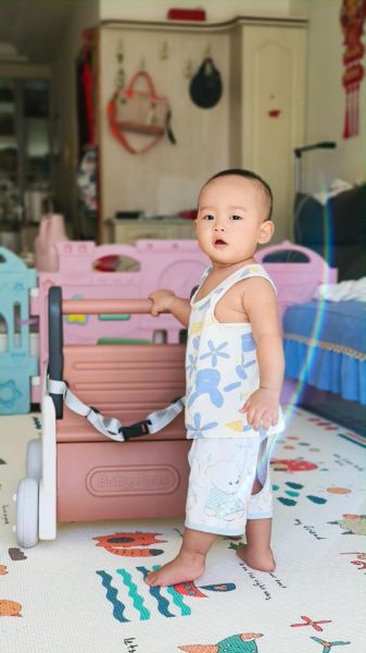 宝宝几个月学走路_宝宝学走路晚正常吗