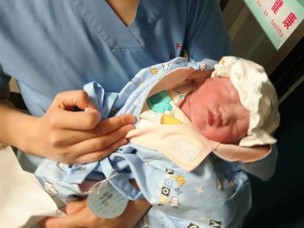 36周出生的宝宝算早产吗_36周早产儿要住保温箱多久