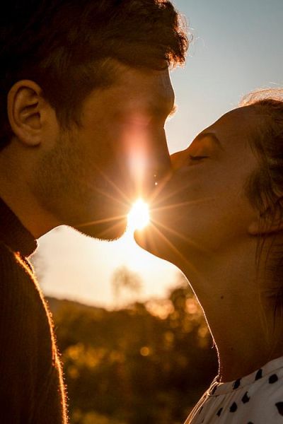 亲嘴图片大全_情侣接吻姿势有哪些