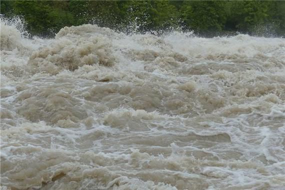 梦到被大水冲走是什么意思_梦见洪水逃生成功预示什么