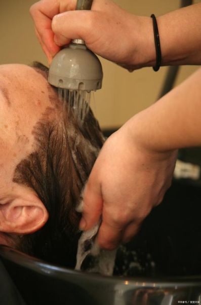 梦到洗澡洗头是什么意思_梦到洗澡洗头预示什么