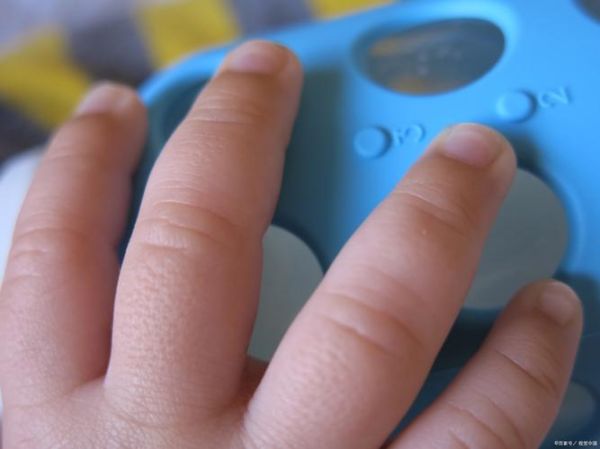 宝宝手指甲上有白点是怎么回事_指甲白点缺什么