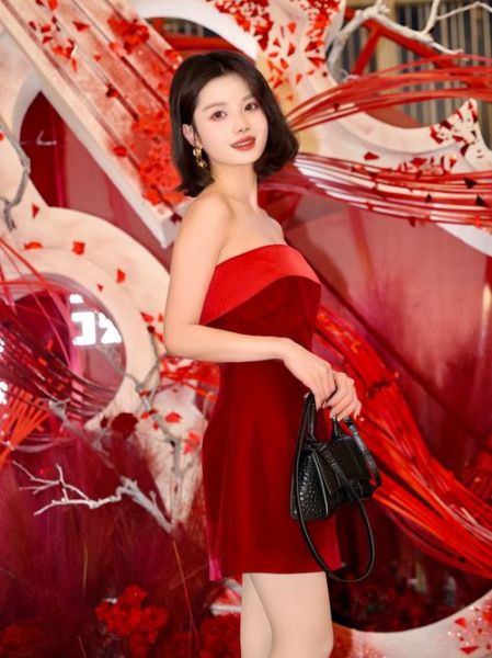 红色婚纱图片大全_红色婚纱适合什么肤色