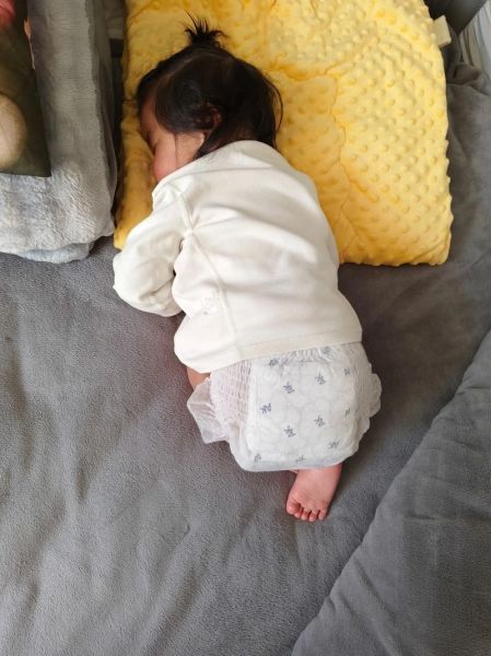 宝宝趴着睡的正确姿势_宝宝趴着睡会不会窒息