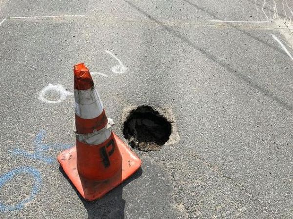 梦到掉进粪坑是什么意思_梦见掉粪坑如何化解