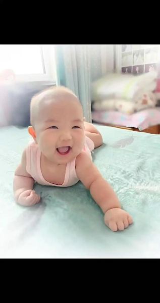 四个月宝宝不爱笑正常吗_如何逗笑