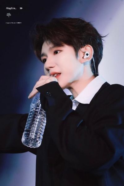 王源图片大全哪里找_王源高清壁纸怎么下载