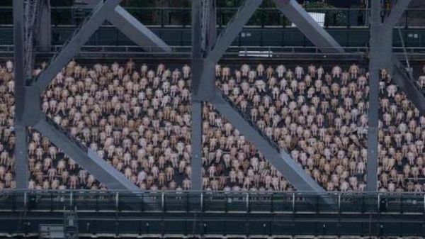 梦到自己没有穿衣服是什么意思_梦见裸奔代表什么