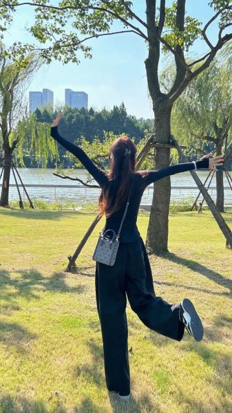 女生背影图片大全_如何拍出高级感