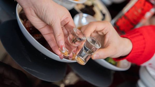 敬酒图片大全哪里找_敬酒姿势怎么摆才得体