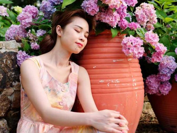 梦到漂亮女人是什么意思_梦见美女预示什么