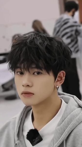 男生发型大全图片_适合圆脸男士发型推荐