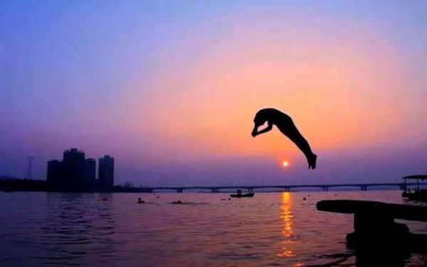 梦见跳河是什么意思_梦到自己跳河预示什么