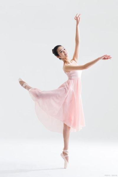 跳舞的图片大全哪里找_跳舞姿势怎么摆好看