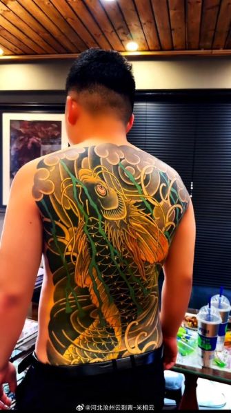满背鲤鱼纹身图片大全_适合什么风格