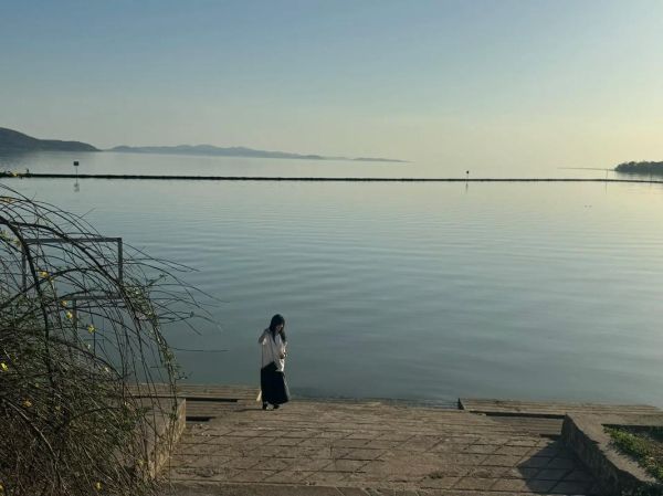 梦到在湖边是什么意思_如何解读湖边写作梦境