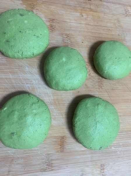 宝宝粑粑绿色有粘液怎么回事_需要看医生吗