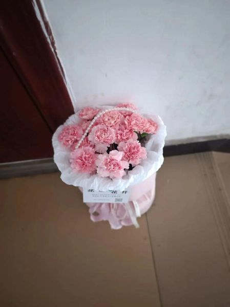 梦到别人送花是什么意思_别人送花梦境解析