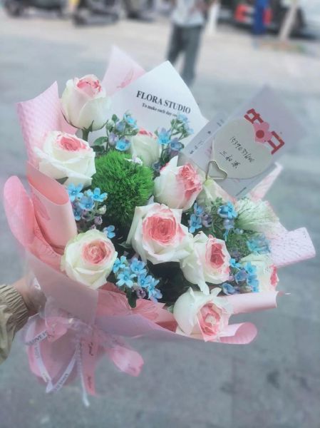 梦到别人送花是什么意思_别人送花梦境解析