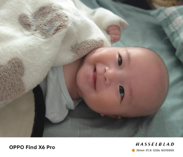 宝宝多大一逗就会笑_新生儿几个月会笑出声